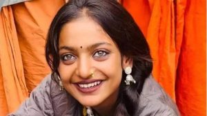 Maha Kumbh me Viral Girl Monalisa